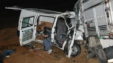 Minibüs ile kamyon çarpıştı: 6 ölü