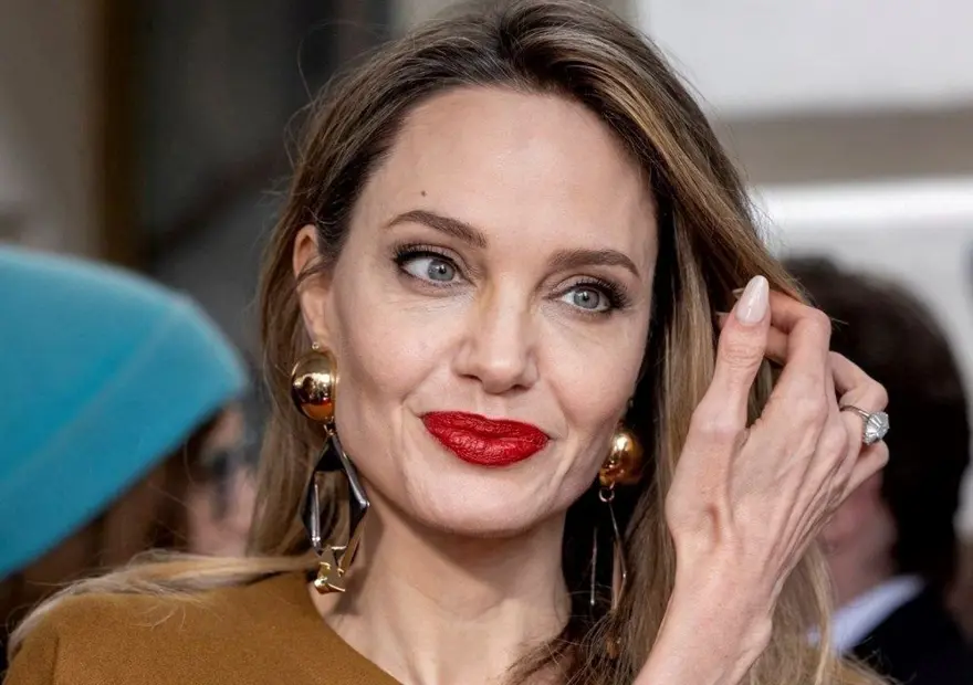 Yanından bir an olsun ayrılmıyor! Angelina Jolie'nin aşk hayatındaki gizem çözüldü 7
