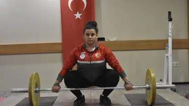 Ailesinden gizli başladığı halterde dünya şampiyonu oldu