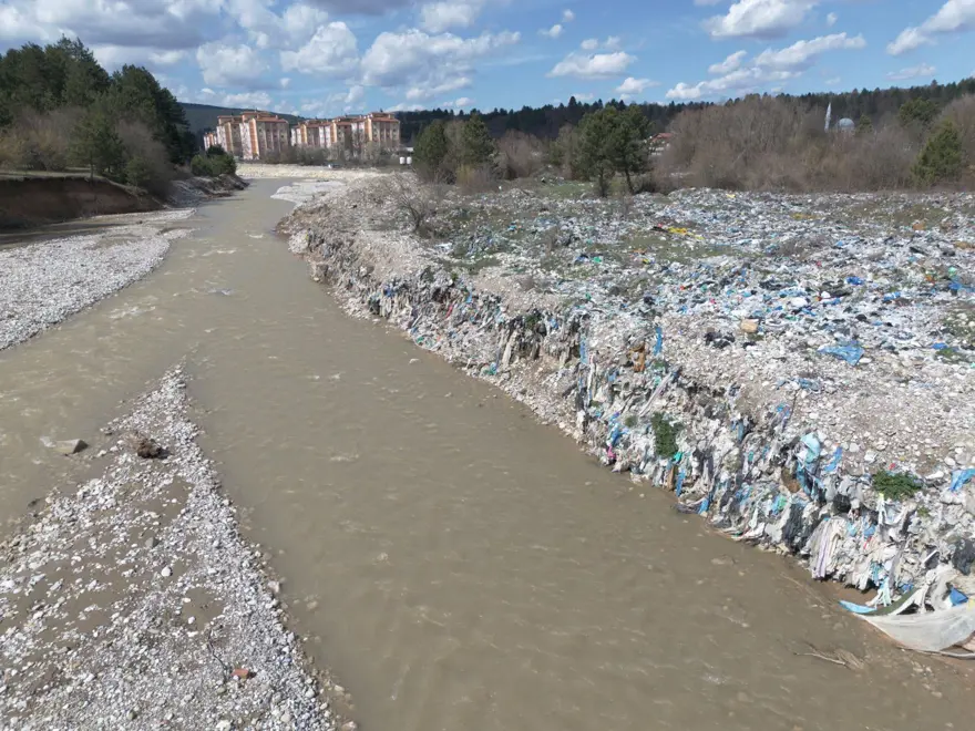 Çöpler Mengen Çayı'na karıştı 