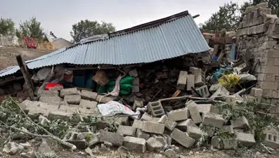 Ağrı'da şiddetli fırtına: Çatılar uçtu,  evler ve ahırlar zarar gördü