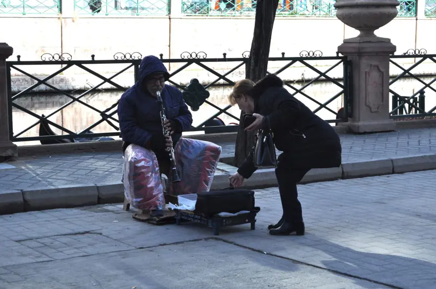 Soğuk, kar, yağmur demeden yıllardır sokakta sanatını icra ediyor 1