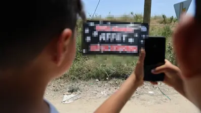 İlçede gizemli afiş | "Kesinlikle bunu yapan kişi eşini çok üzmüş"