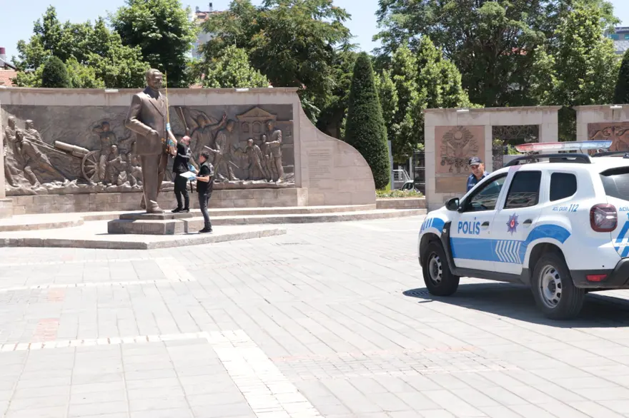 Atatürk Anıtı'na baltalı saldırı! Dayı-yeğen için istenen ceza belli oldu 1