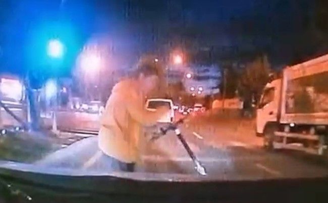 Scooterlı genç ölümden döndü