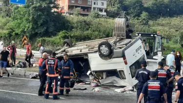 Mevsimlik tarım işçilerini taşıyan minibüs takla attı: 16 yaralı
