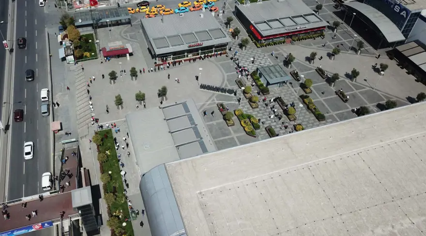 AVM'ler kapılarını açtı: Metrelerce kuyruk oluştu 1