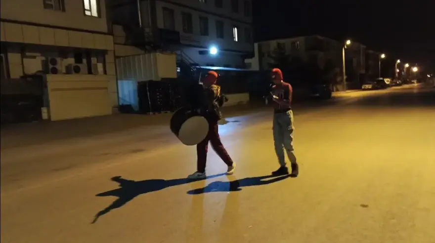 Erzincan sokaklarında sahur: "Örümcek adamlar" davul zurna çalıp, maniler söyledi 2