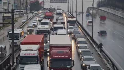 TIR köprünün altına sıkıştı, D-100 ulaşıma kapandı