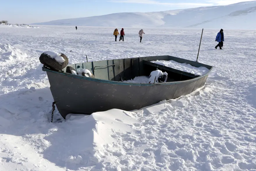 Donan Çıldır Gölü'nde balık tutuyorlar 8