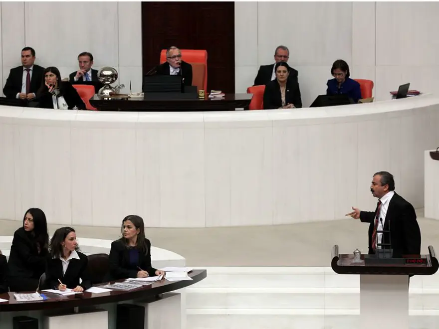 Meclis'te gergin oturum 9