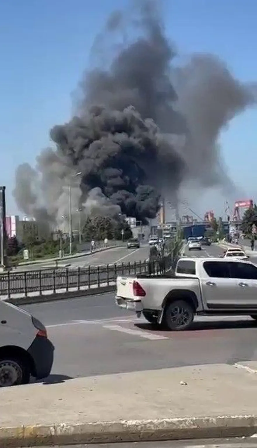 SONDAKİKA HABERİ: Tuzla’da yat imalathanesinde yangın 1