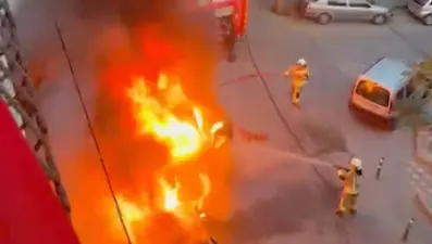 Manisa'da öğrenci servisi alev alev yandı