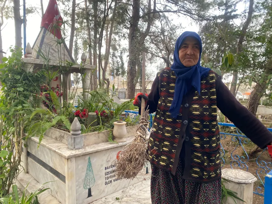 75 yaşındaki Raziye teyze, 20 yıldır her gün mezarlığa gelerek temizlik yapıyor 4