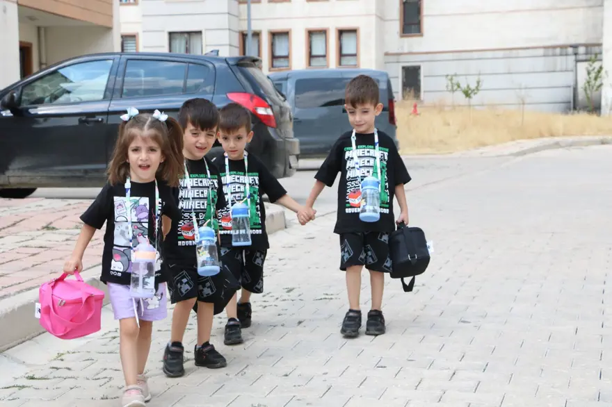 6 yıl sonra evlat hasretleri sonlanmıştı: Dördüzler okula başladı 7