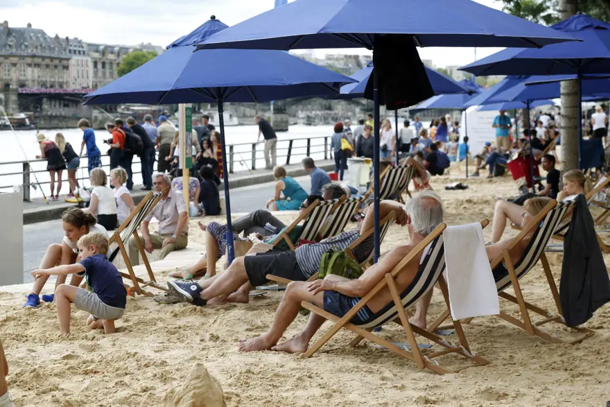 Tatile gidemeyenler Paris'i plaja çevirdi 1