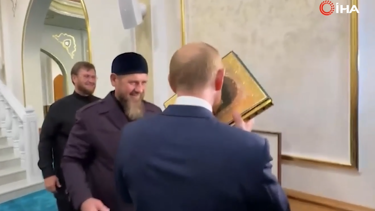 Putin'in Çeçenistan ziyareti: Kuran-ı Kerim'i öptüğü anlar gündem oldu