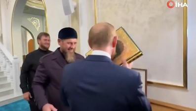 Putin'in Çeçenistan ziyareti: Kuran-ı Kerim'i öptüğü anlar gündem oldu