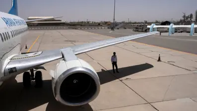 13 yaşındaki çocuk, uçağın iniş takımına saklanarak yolculuk yaptı