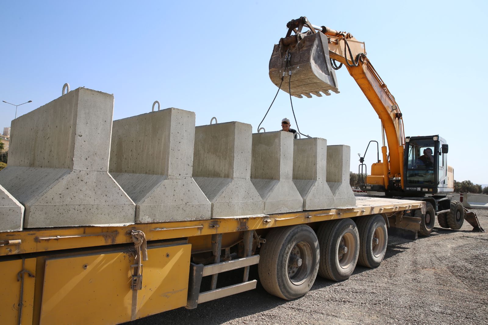 Suriye sınırındaki birliklere kurşun geçirmez beton blok sevkiyatı