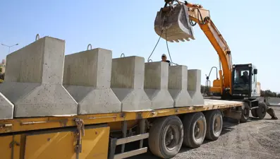 Suriye sınırındaki birliklere kurşun geçirmez beton blok sevkiyatı