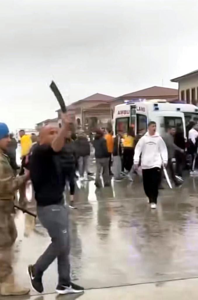 Holiganlardan kılıçlı bıçaklı kavga! 8 kişi yaralandı, 11 şüpheli gözaltında