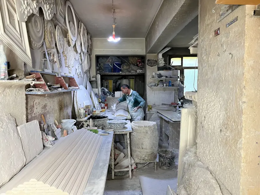 Babasından öğrendi, 37 yıldır bu işi yapıyor: Alçıyı sanat eserine dönüştürüyor 4