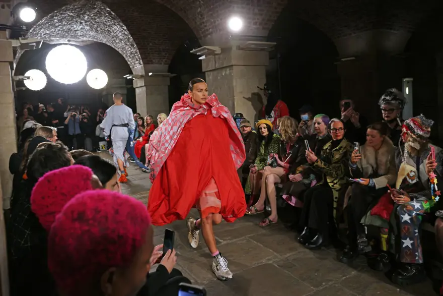 Londra Moda Haftası'na Irina Shayk damgası 