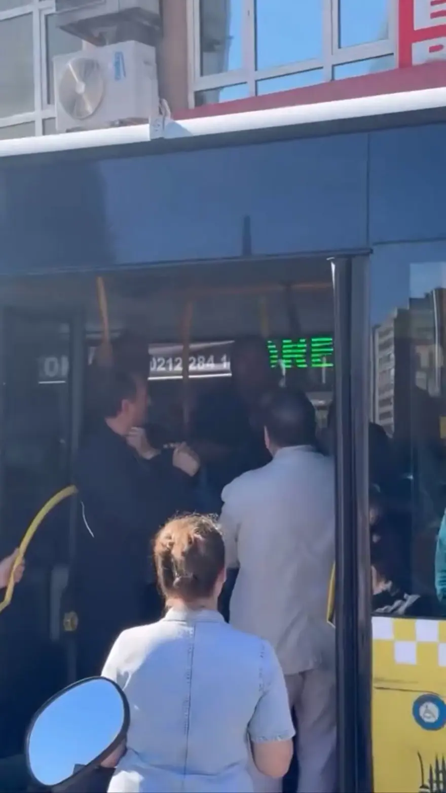 İETT otobüsünde "kart basma" kavgası: Şoförün kafasına yumruk attı 5