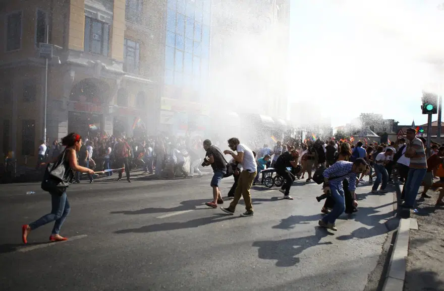 Taksim'deki LGBT Onur Yürüyüşü'ne polis müdahalesi 3