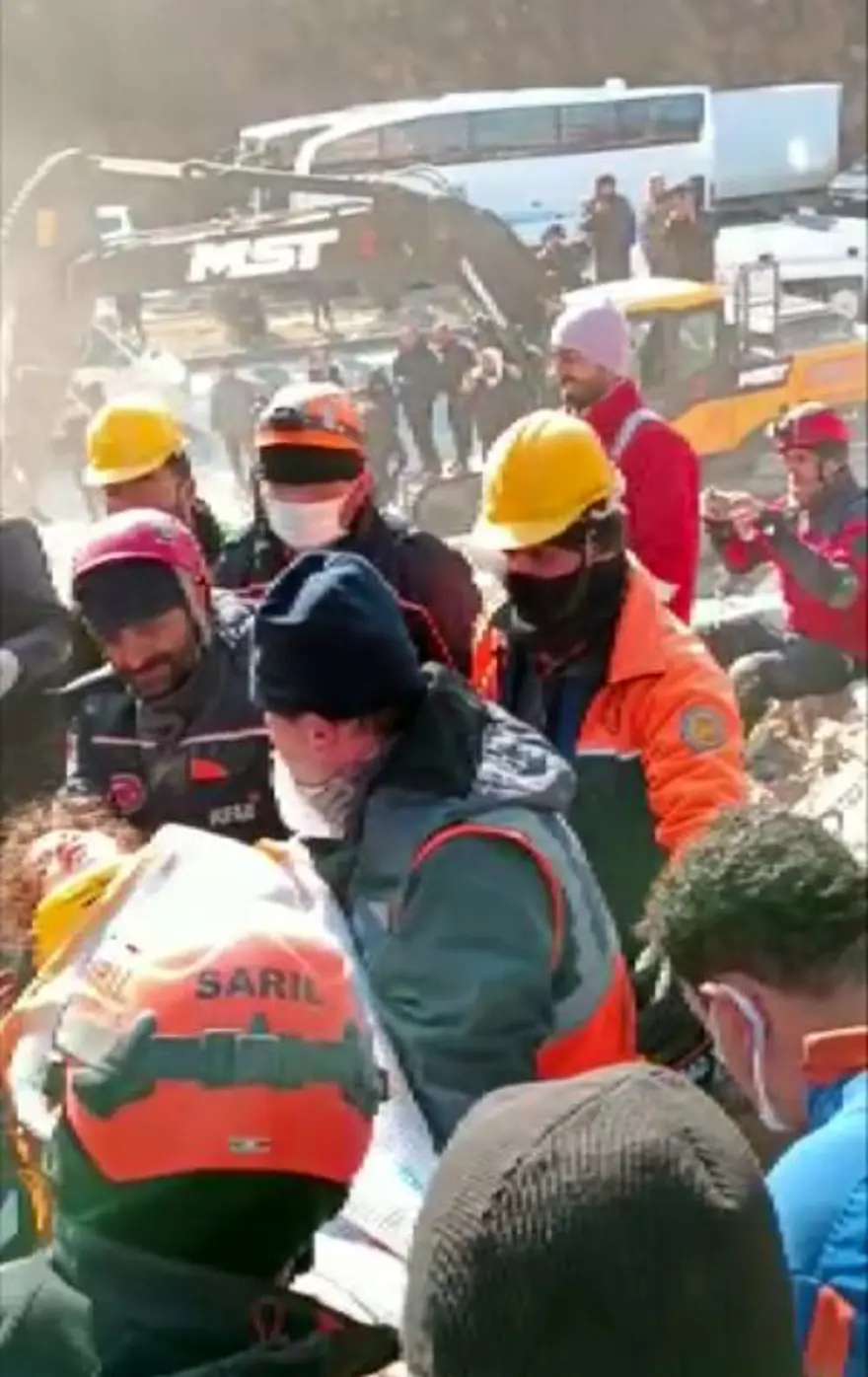 Felaketten 17 gün sonra hastanede duygusal buluşma 