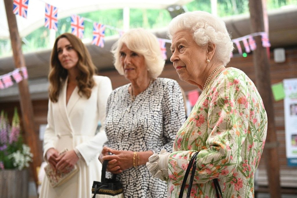Kraliçe Elizabeth tahtının varisini ilan etti