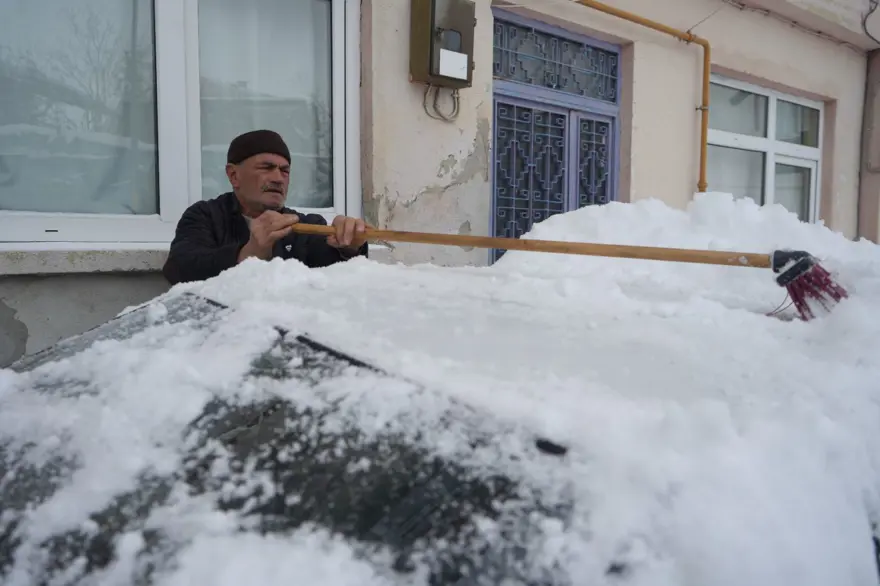 Mart kapıdan baktırdı: Bir il güne kar yağışıyla uyandı 1