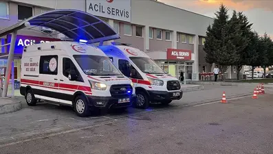 Aydınlatma direğine çarptı: 1 ölü, 4 yaralı
