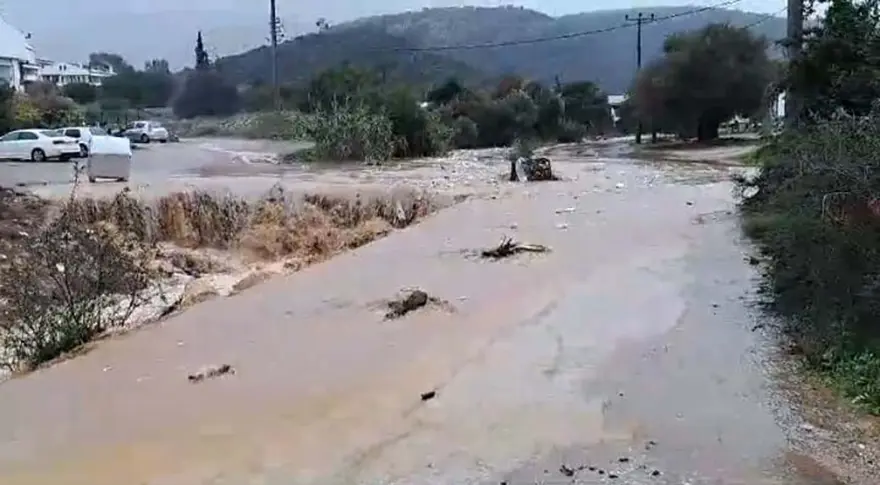 Datça'da sağanak nedeniyle dere taştı, ev ve iş yerlerini su bastı 4