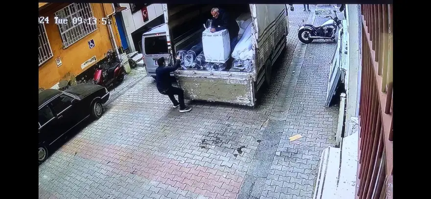 Kayan kamyoneti durdurmak isterken iki araç arasında sıkıştı 