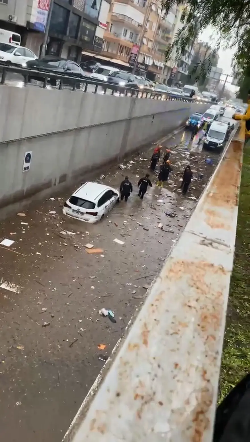 Alt geçitte felaketin izleri (Antalya’da sel sonrasıçalışmalar sürüyor) 
