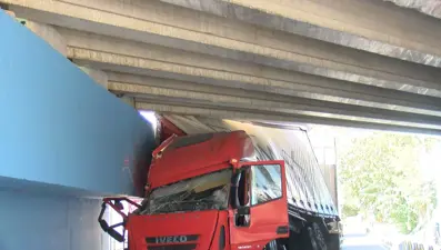 Küçükçekmece'de TIR alt geçide sıkıştı: "Bu yola navigasyon soktu"