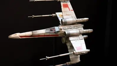 Star Wars'un uzay savaş aracı 400 bin dolardan açık artırmaya çıkıyor