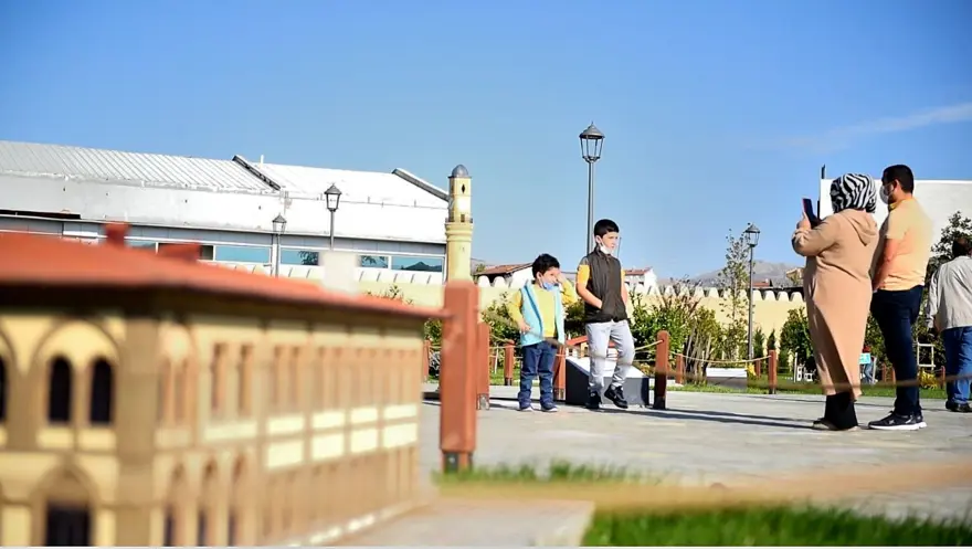 Kentin tarihi dokusunu merak edenler Çoruminia'ya akın etti 3