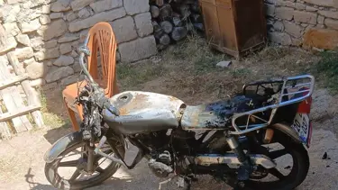 Evin bahçesindeki motosiklet kundaklandı