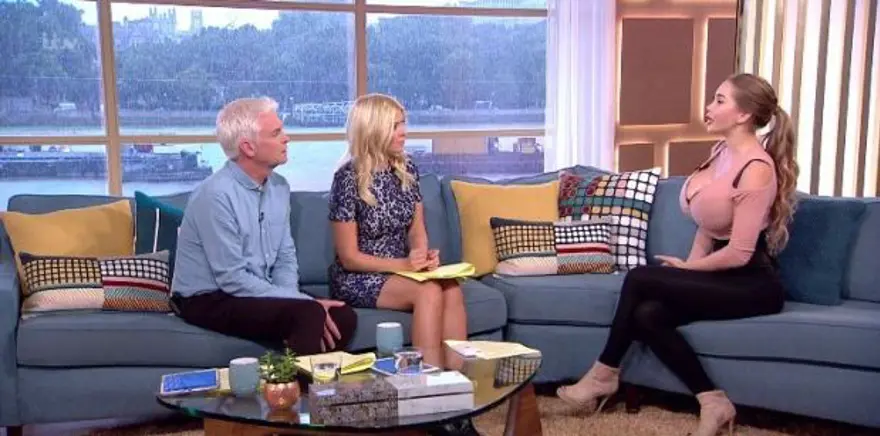 Wonder Woman’a benzemek için altı kaburgasını aldıran Pixee Fox'un son hali 7 Wonder Woman’a benzemek için altı kaburgasını aldıran Pixee Fox'un son hali 7