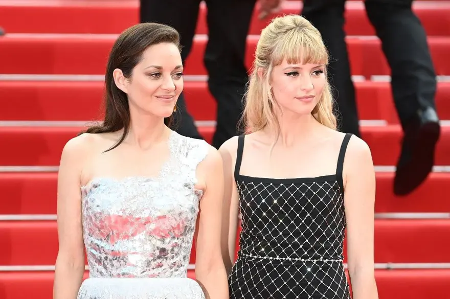 Marion Cotillard'ın elbisesi 322 saatte yapıldı Marion Cotillard'ın elbisesi 322 saatte yapıldı