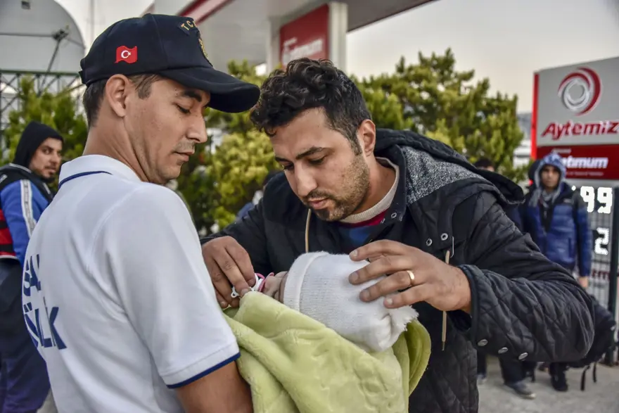 Yunanistan'a geçmeye çalışan 82 sığınmacı kurtarıldı 5