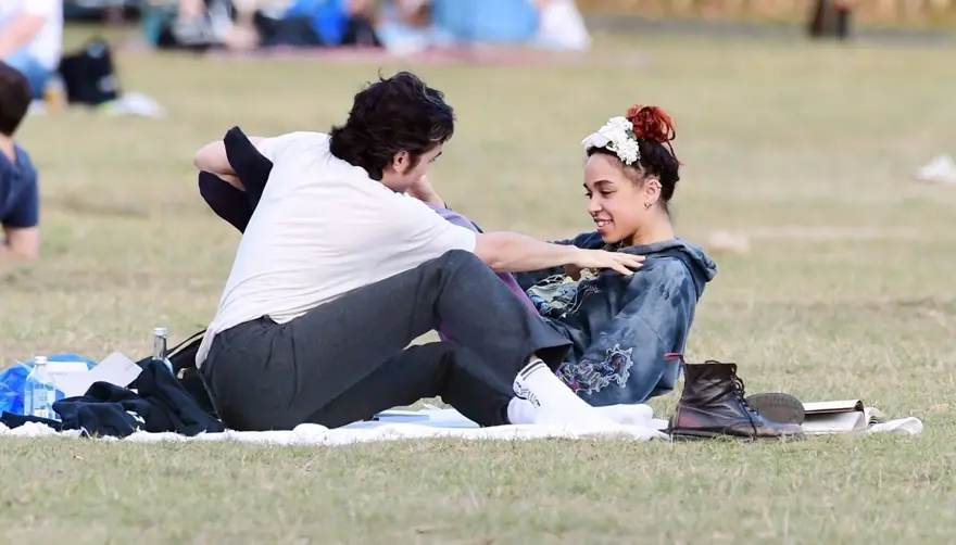 FKA Twigs ve sevgilisinin park keyfi 2