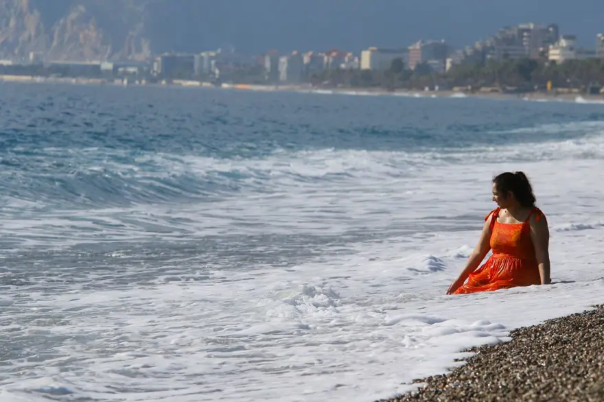 Antalya'da iki mevsim bir arada yaşanıyor 2 Antalya'da iki mevsim bir arada yaşanıyor 2