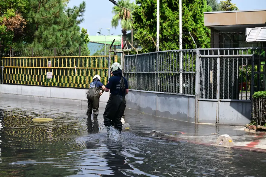 İstanbul için uyarı verilmişti: Kuvvetli yağış etkisini gösteriyor 14