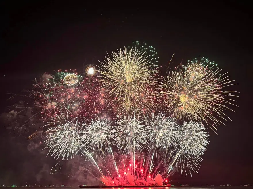 Tayland'da havai fişek festivali renkli görüntüler oluşturdu 9