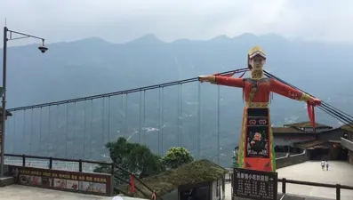 Cehennem kapısından matruşka oteline: Çin'in en çirkin binaları yarışıyor