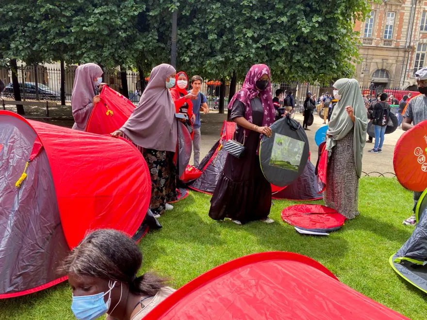 400 evsiz Paris’te ‘onurlu barınma’ için çadır kurdu 1 400 evsiz Paris’te ‘onurlu barınma’ için çadır kurdu 1